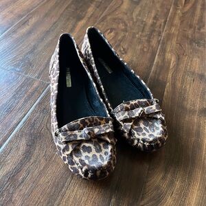 BCBGeneration Deann Flat Leopard Print Loafer Shoes Womens Brown Slip size 6